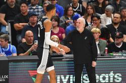 开云体育下载-马刺遭遇三连败，波波维奇批评球队表现不稳定