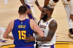 开云体育中国-湖人在客场战胜掘金，詹姆斯三双表现