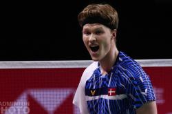 开云体育下载-包含印尼队鏖战马来西亚队，安赛龙点燃赛场的词条