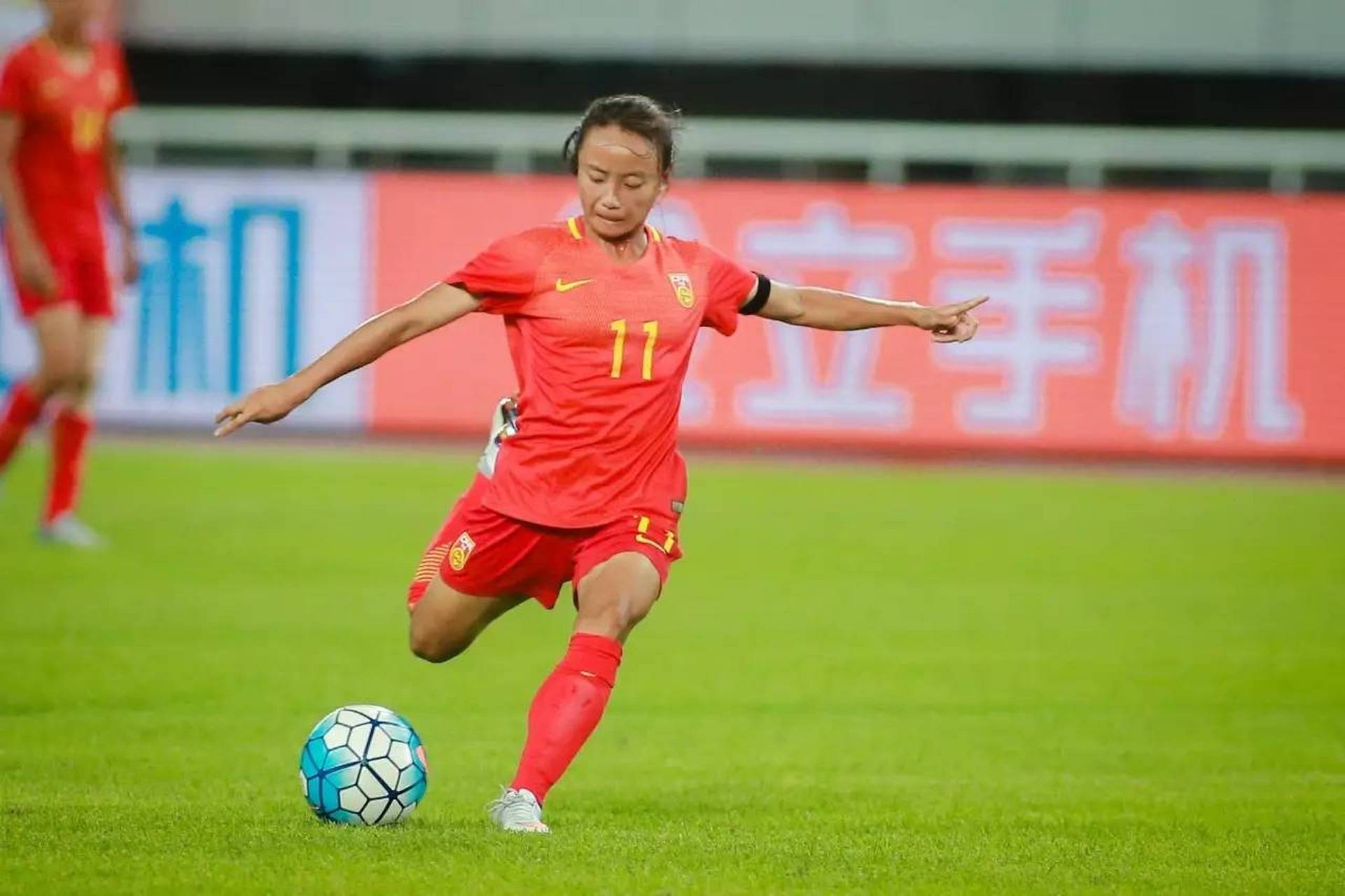 女足球员们在比赛中展现出色表现，受到赞誉