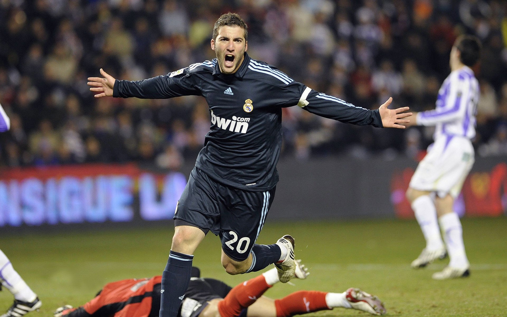 命运棋盘上的金字塔尖，斯通斯在埃及对阵拉齐奥的千年绿茵谜局中带队取胜