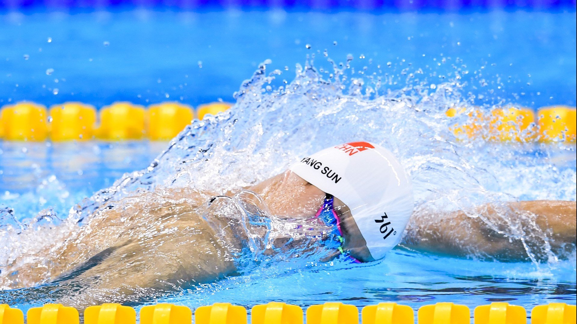 弯道背后，两场看似无关的争冠赛，如何揭露体育的本质？